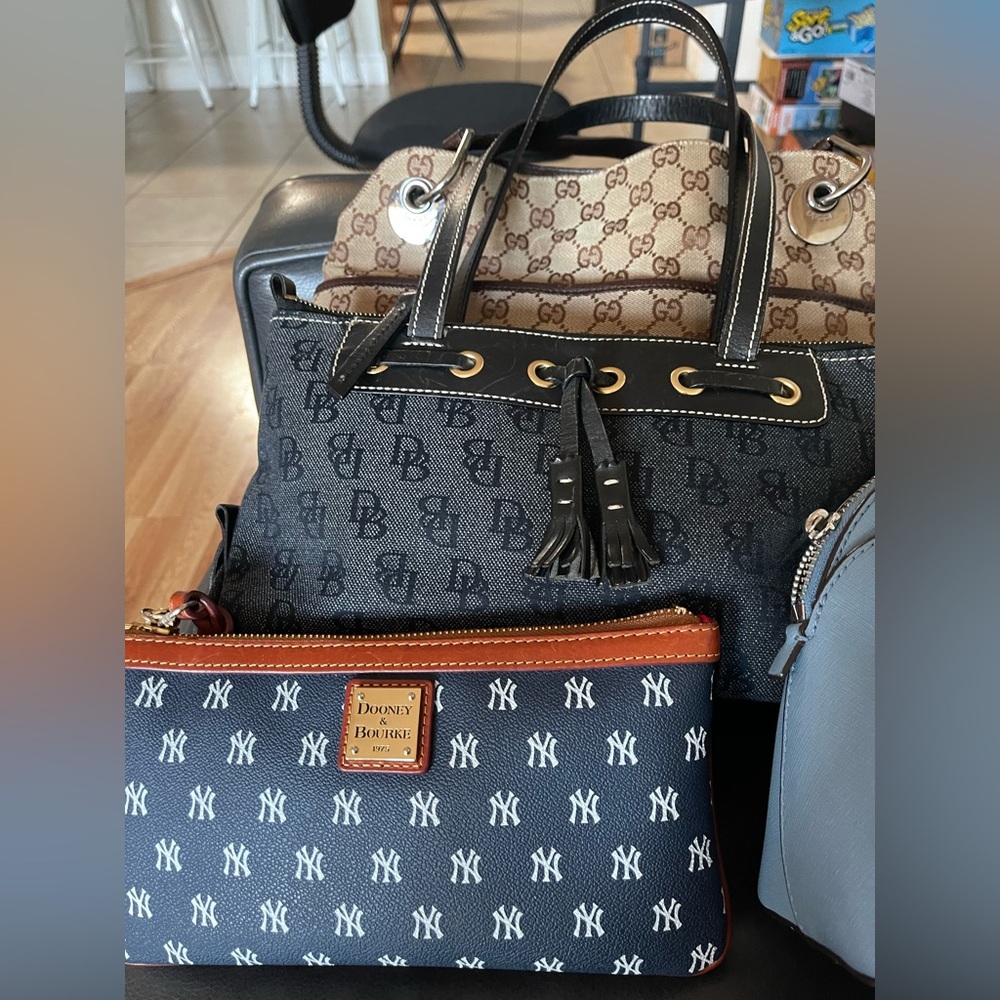 Authentic handbags . - Picture 2 of 6